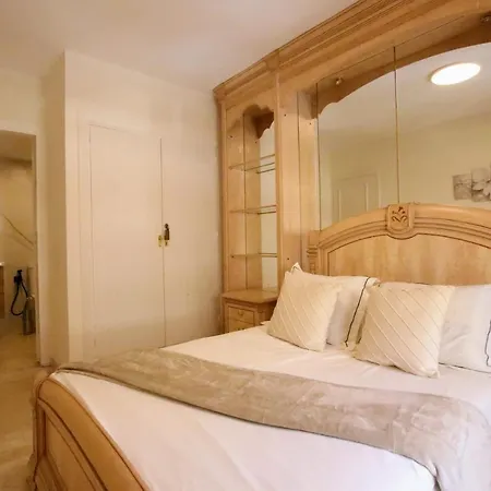 Tess Camelias Apartment