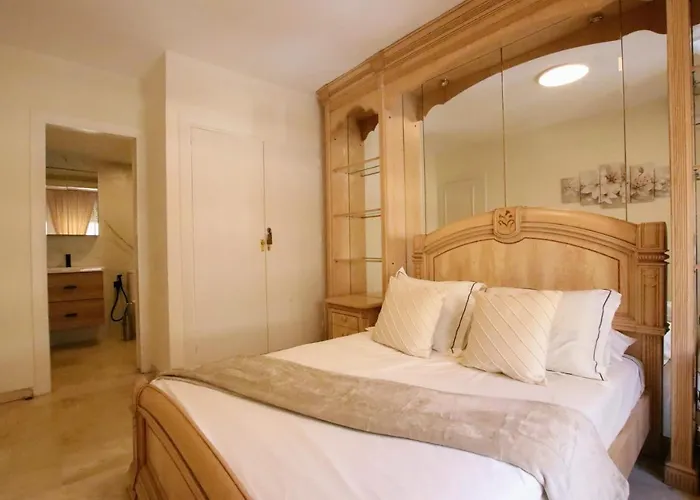 Tess Camelias Apartment